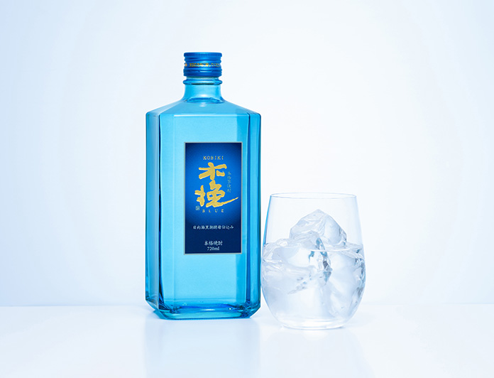 木挽BLUE 青角ボトルと氷の入ったグラス